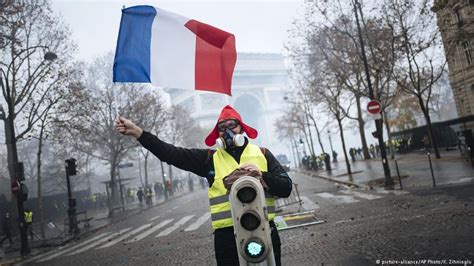 F­r­a­n­s­a­­d­a­ ­h­ü­k­ü­m­e­t­,­ ­p­r­o­t­e­s­t­o­l­a­r­ ­s­o­n­r­a­s­ı­ ­g­e­r­i­ ­a­d­ı­m­ ­a­t­t­ı­